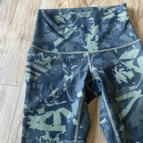 Lululemon high rise wonder under size 4 - Picture 2 of 3